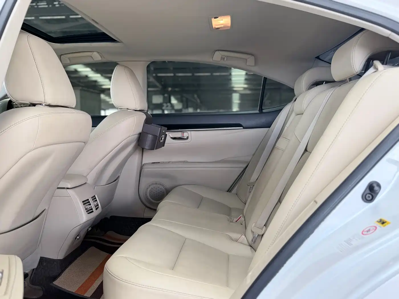 Фото 10 - Lexus ES