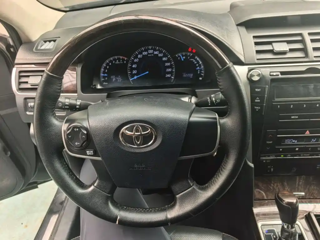 Фото 11 - Toyota Camry