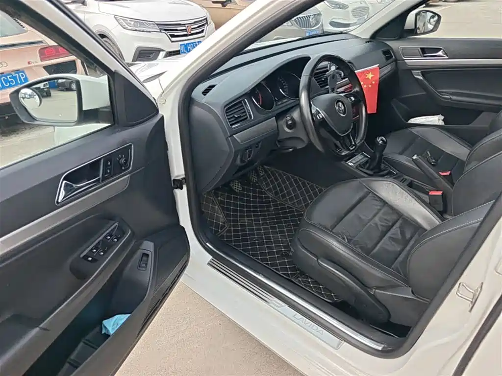 Volkswagen Lavida 2017 1.6L Manual Comfort Edition фото 16