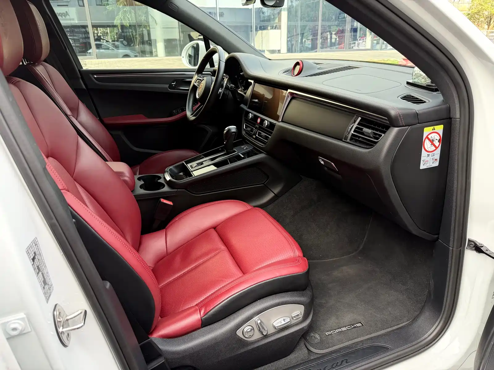 Photo 17 - Porsche Macan
