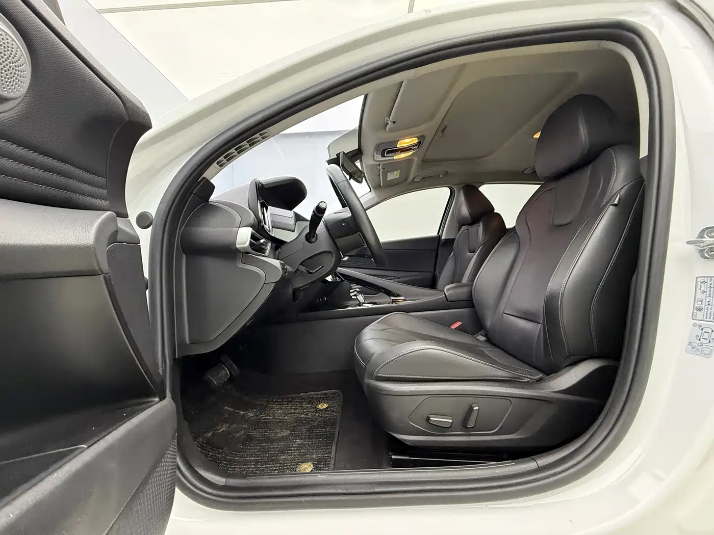 Hyundai Elantra 2021 1.5L CVT LUX Premium Edition фото 15
