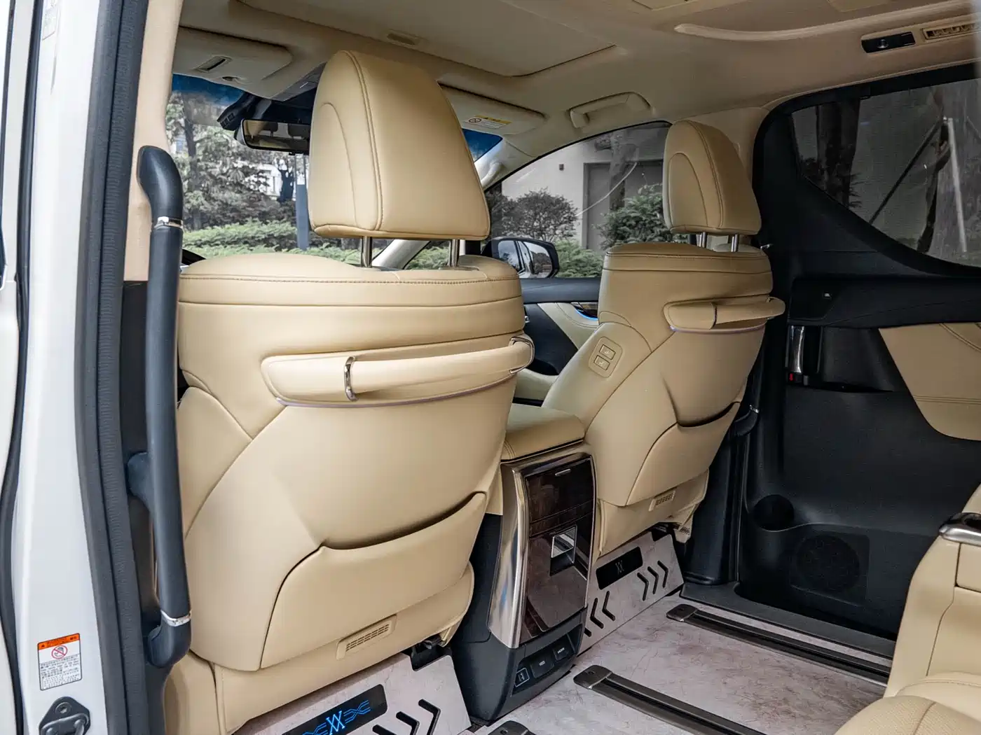 Toyota Alphard 2019 Hybrid 2.5L Luxury фото 16