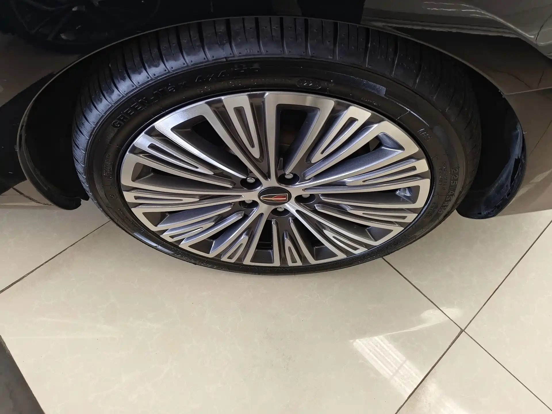 Фото 14 - Hongqi H5