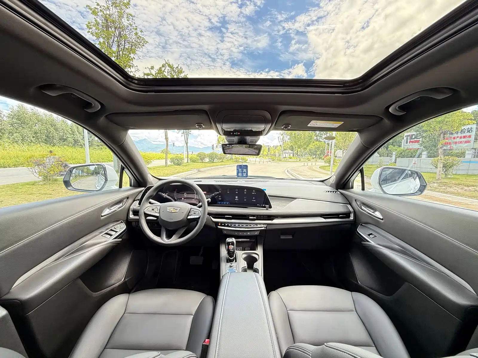 Photo 7 - Cadillac XT4