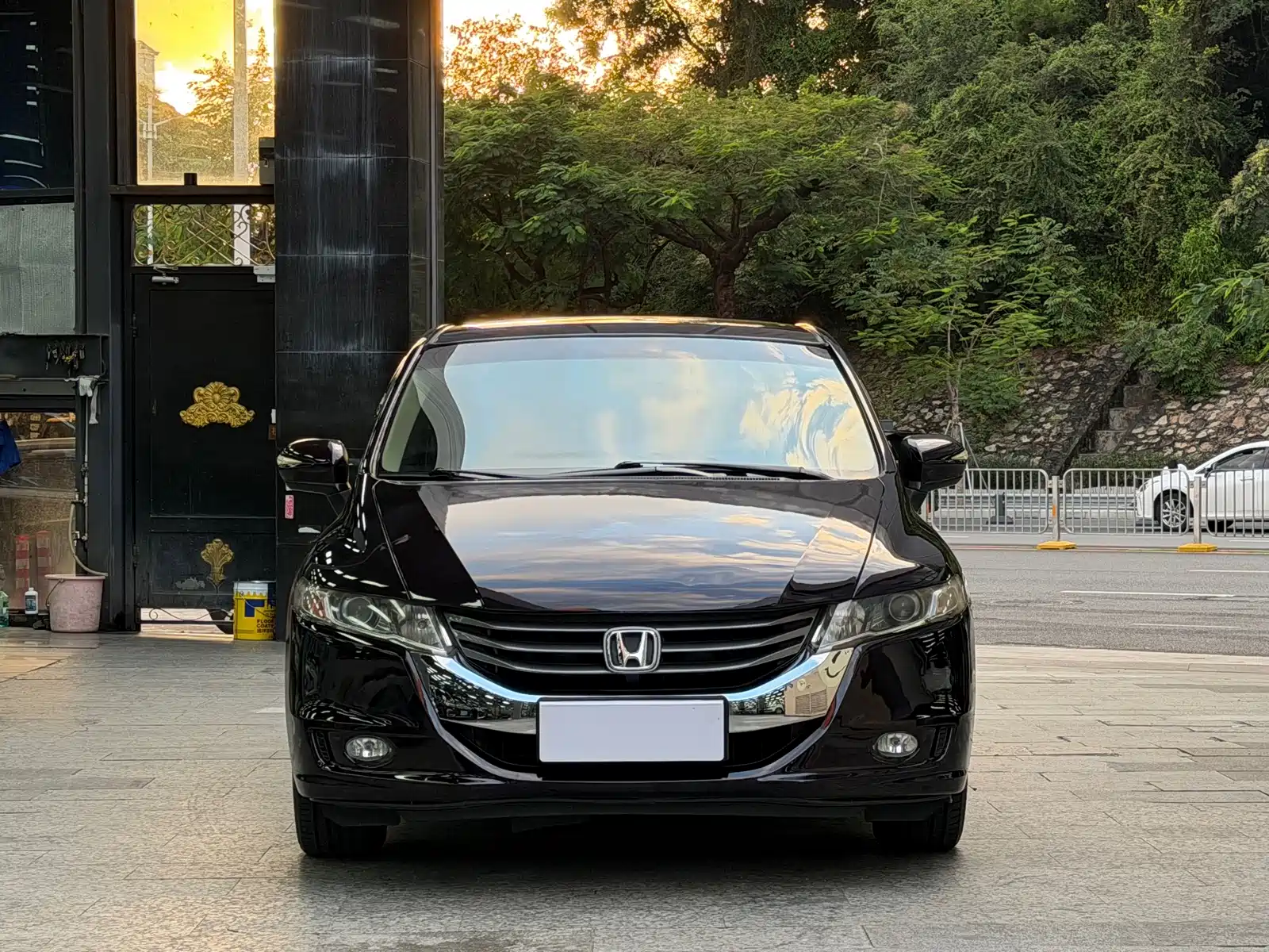 Photo 2 - Honda Odyssey
