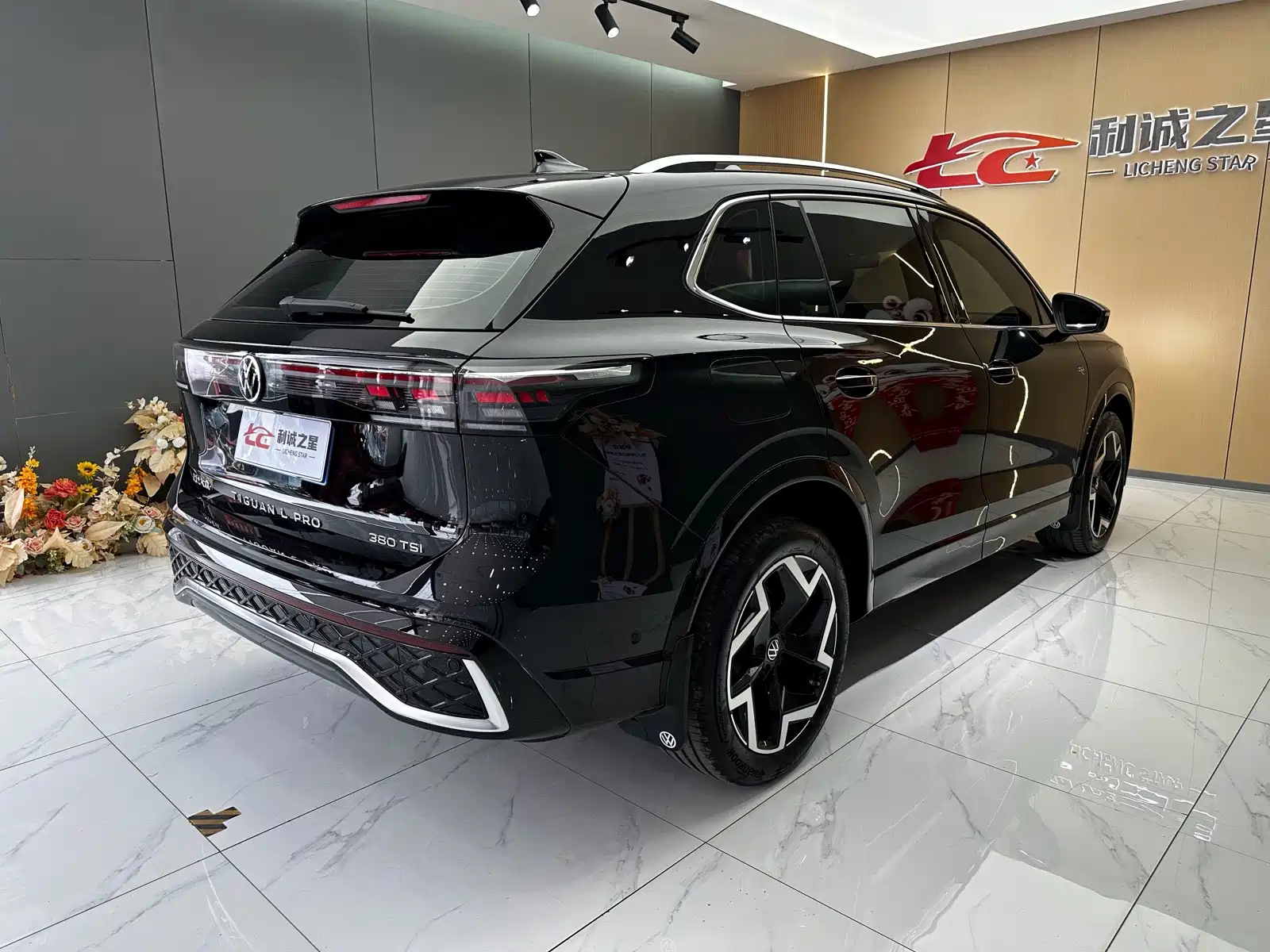 Фото 4 - Volkswagen Tiguan L