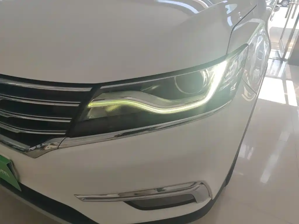 Фото 18 - Roewe RX5