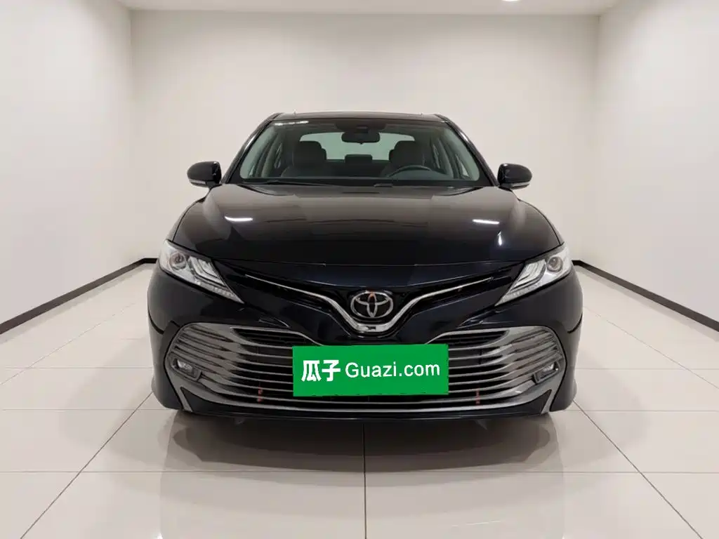 Фото 2 - Toyota Camry