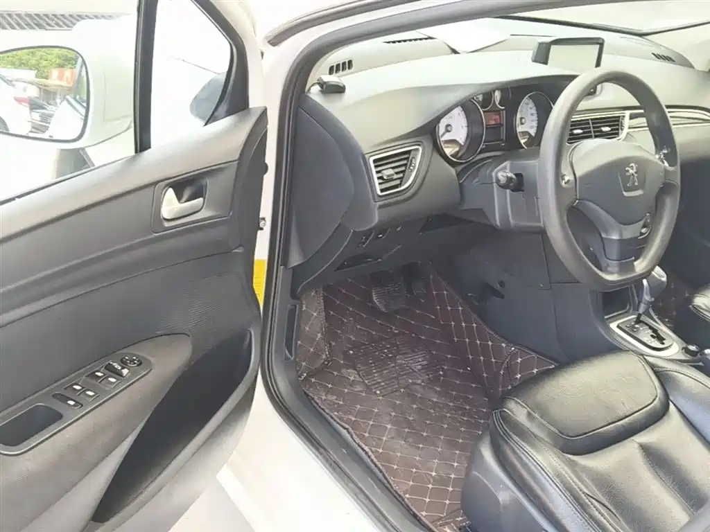 Peugeot 308 2014 Model Joy Edition Classic 1.6L Automatic Superior Style фото 16