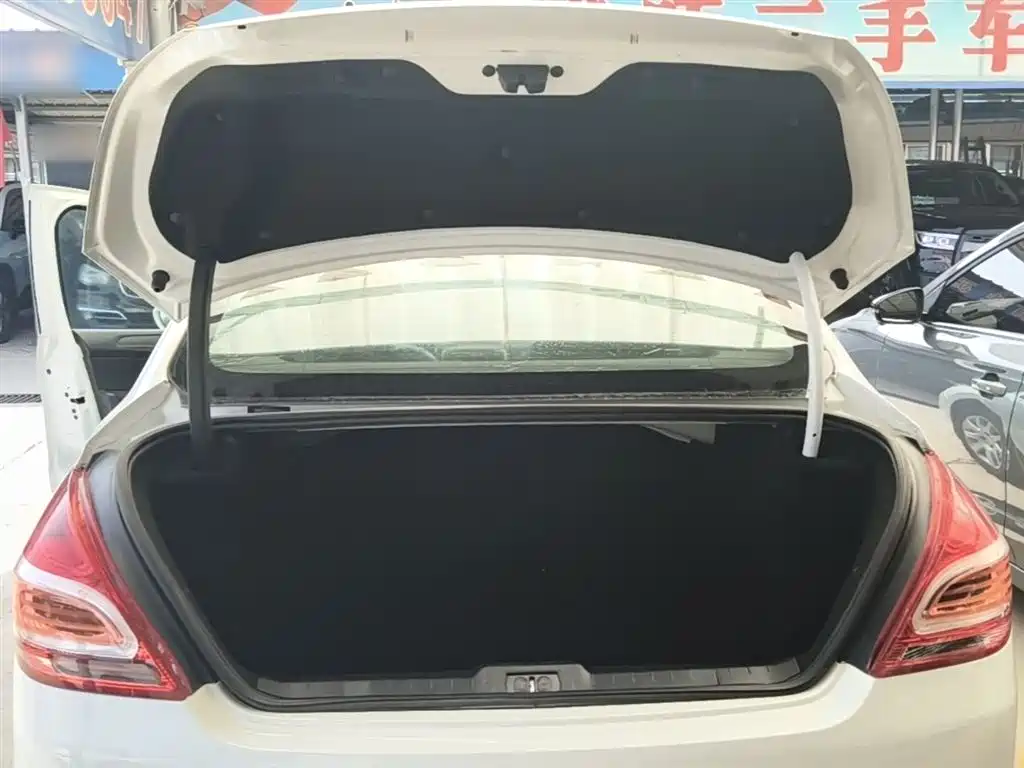 Peugeot 308 2014 Model Joy Edition Classic 1.6L Automatic Superior Style фото 19