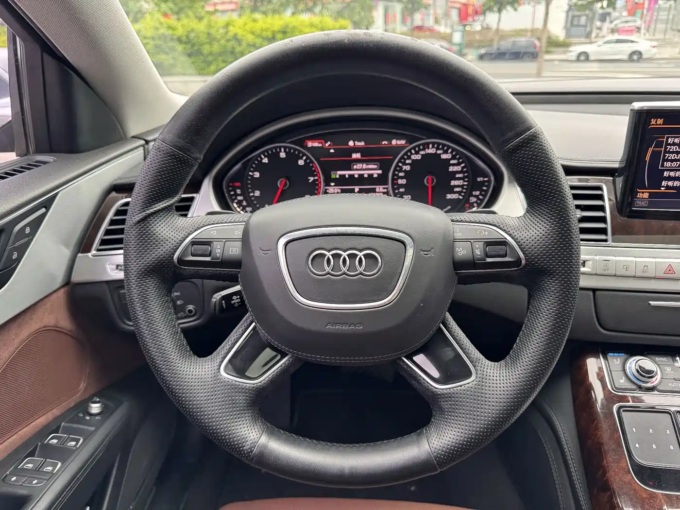 Photo 8 - Audi A8