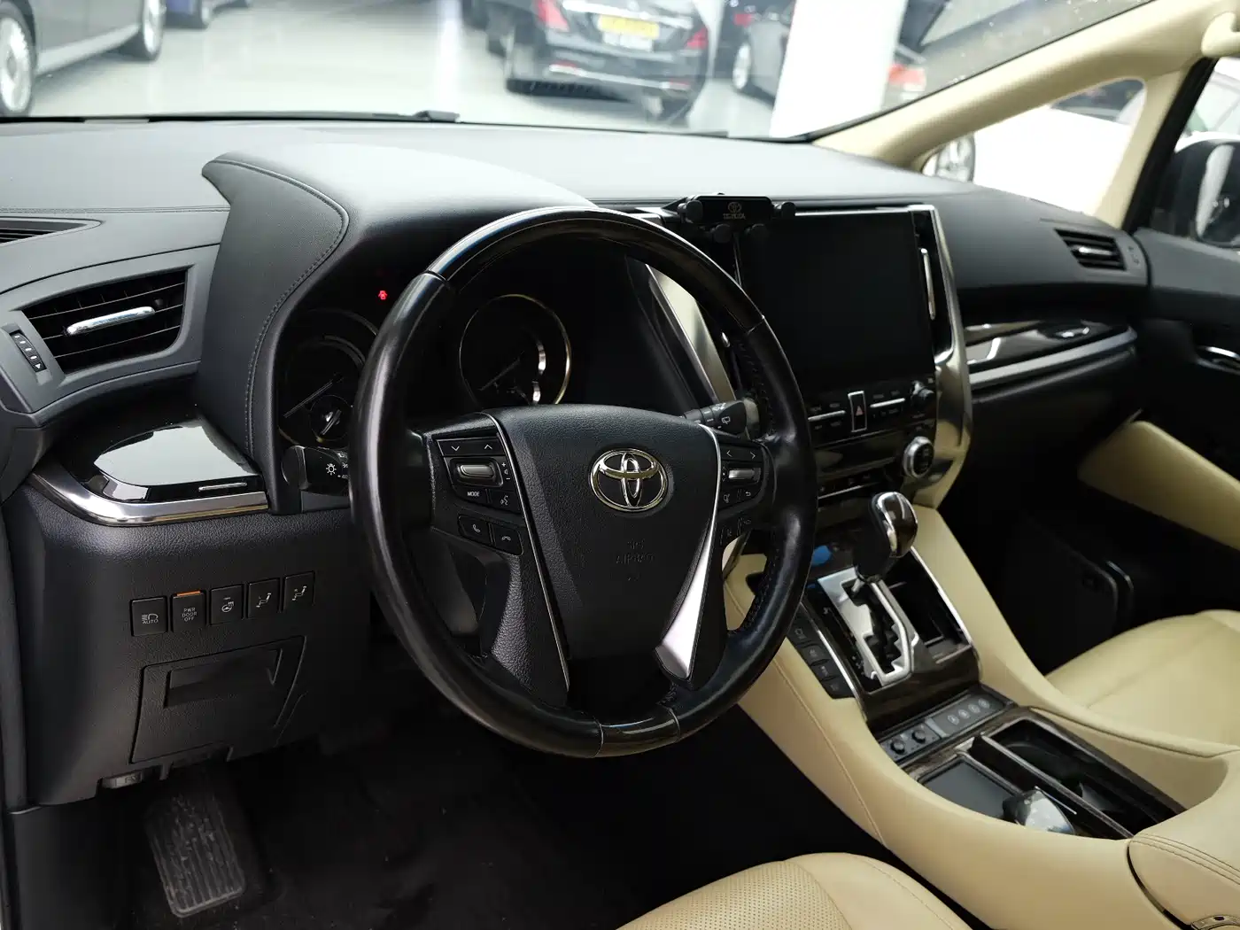 Toyota Alphard 2021 Hybrid 2.5L Luxury фото 6