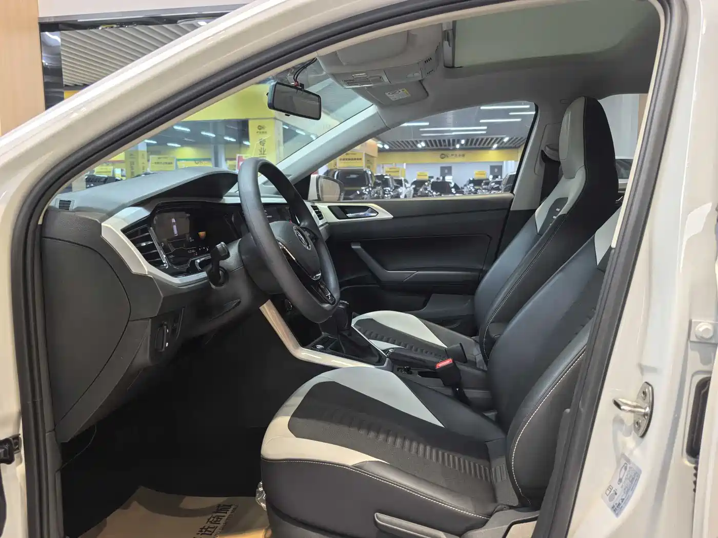 Volkswagen Polo 2023 Facelift Plus 1.5L Auto Chroma Tech Edition фото 8