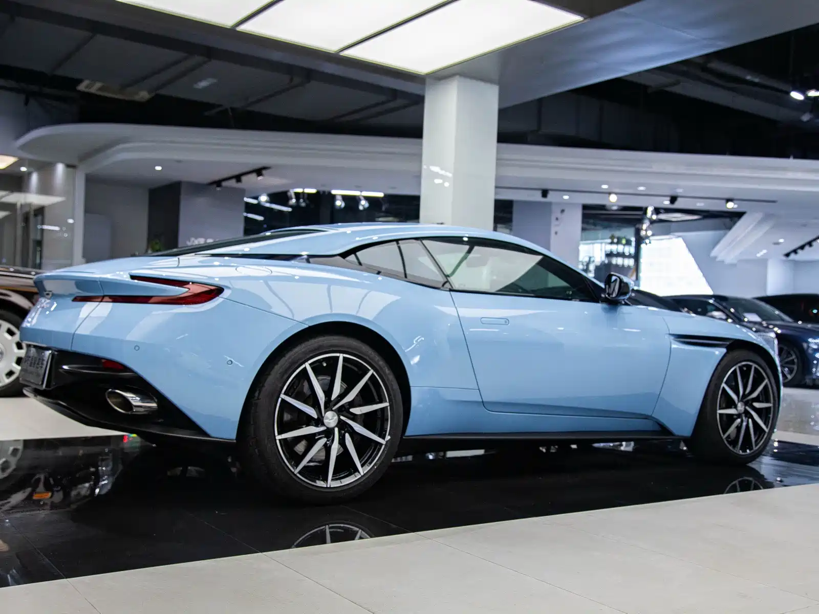 Фото 12 - Aston Martin DB11