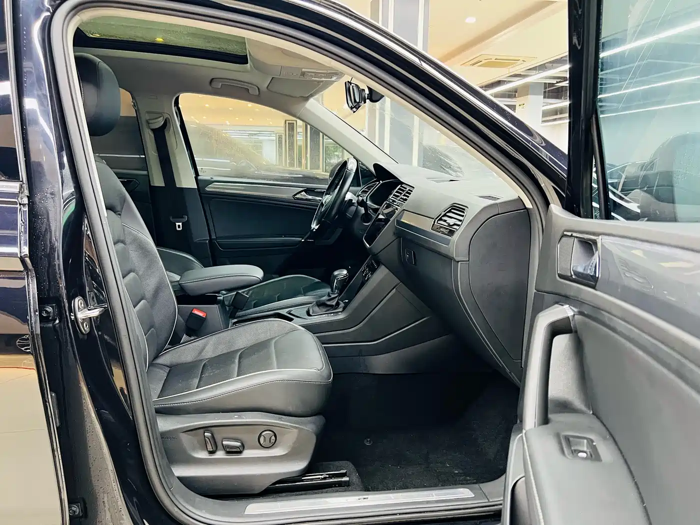Volkswagen Tiguan L 2019 330TSI Automatic 2WD R-Line Flagship Edition China VI фото 11
