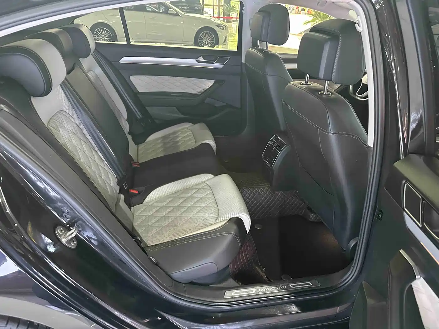 Volkswagen Magotan 2023 Model 2 Million Commemorative Edition 330TSI DSG Luxury фото 13