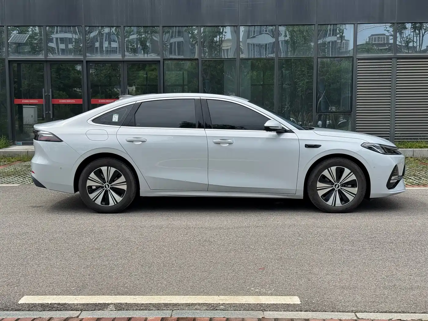Geely Galaxy Galaxy A7 2025 EM-i 150km Explorer+ Edition фото 22