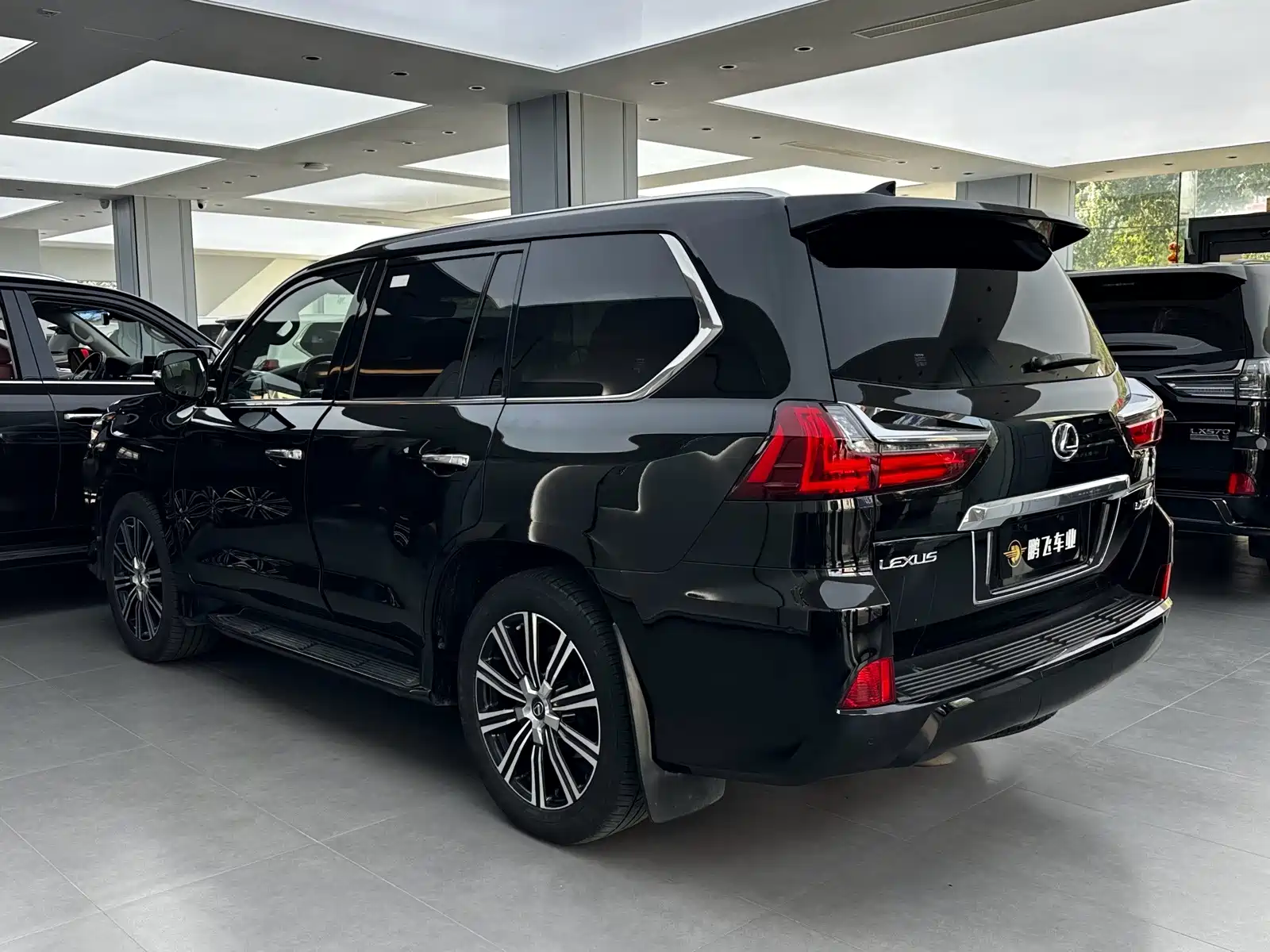 Фото 22 - Lexus LX