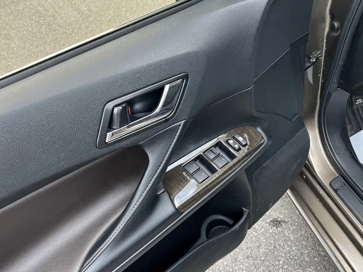 Toyota Reiz 2013 2.5V Premium Edition фото 7