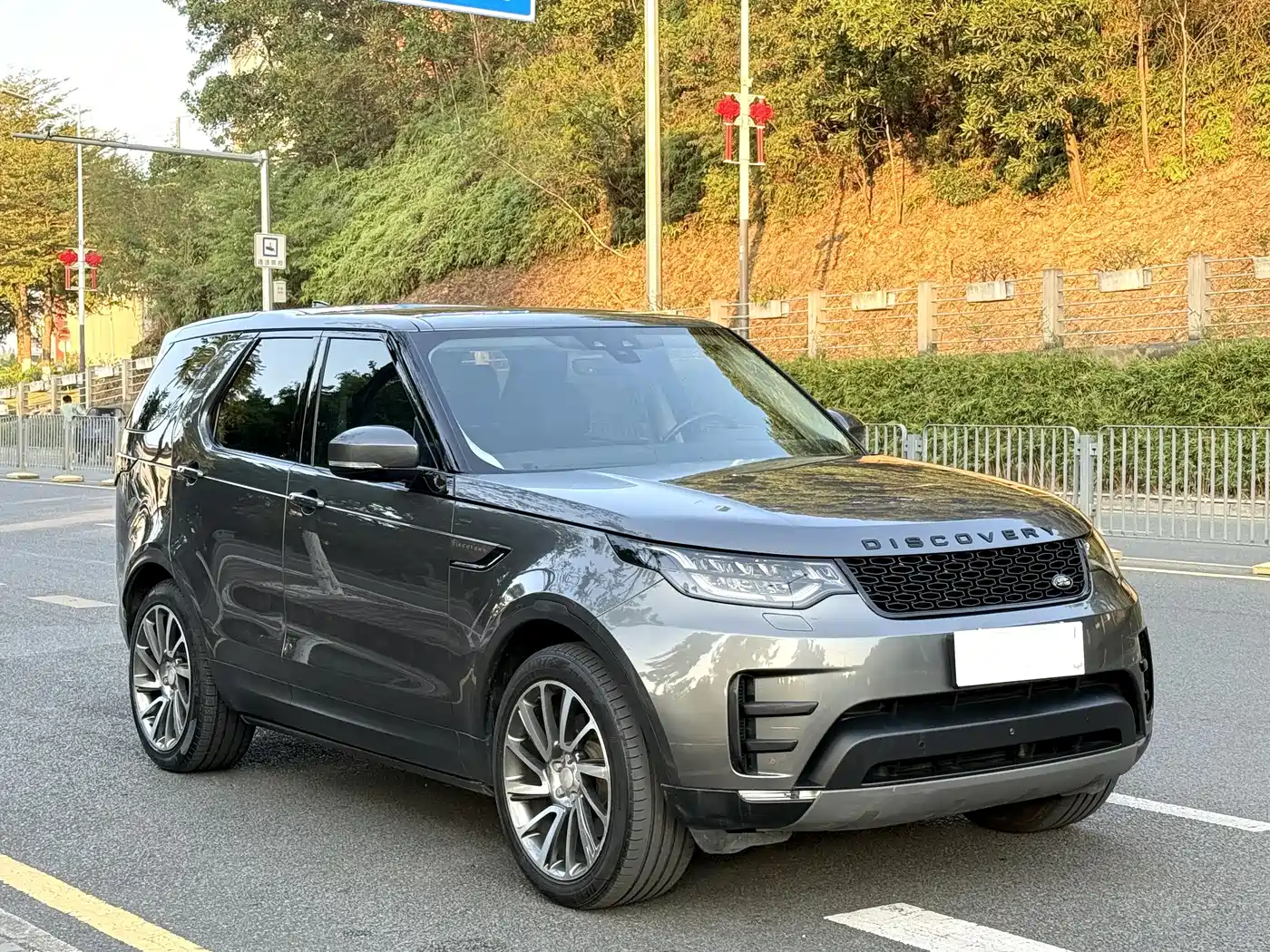Land Rover Discovery 2017 3.0 SC V6 SE фото 3