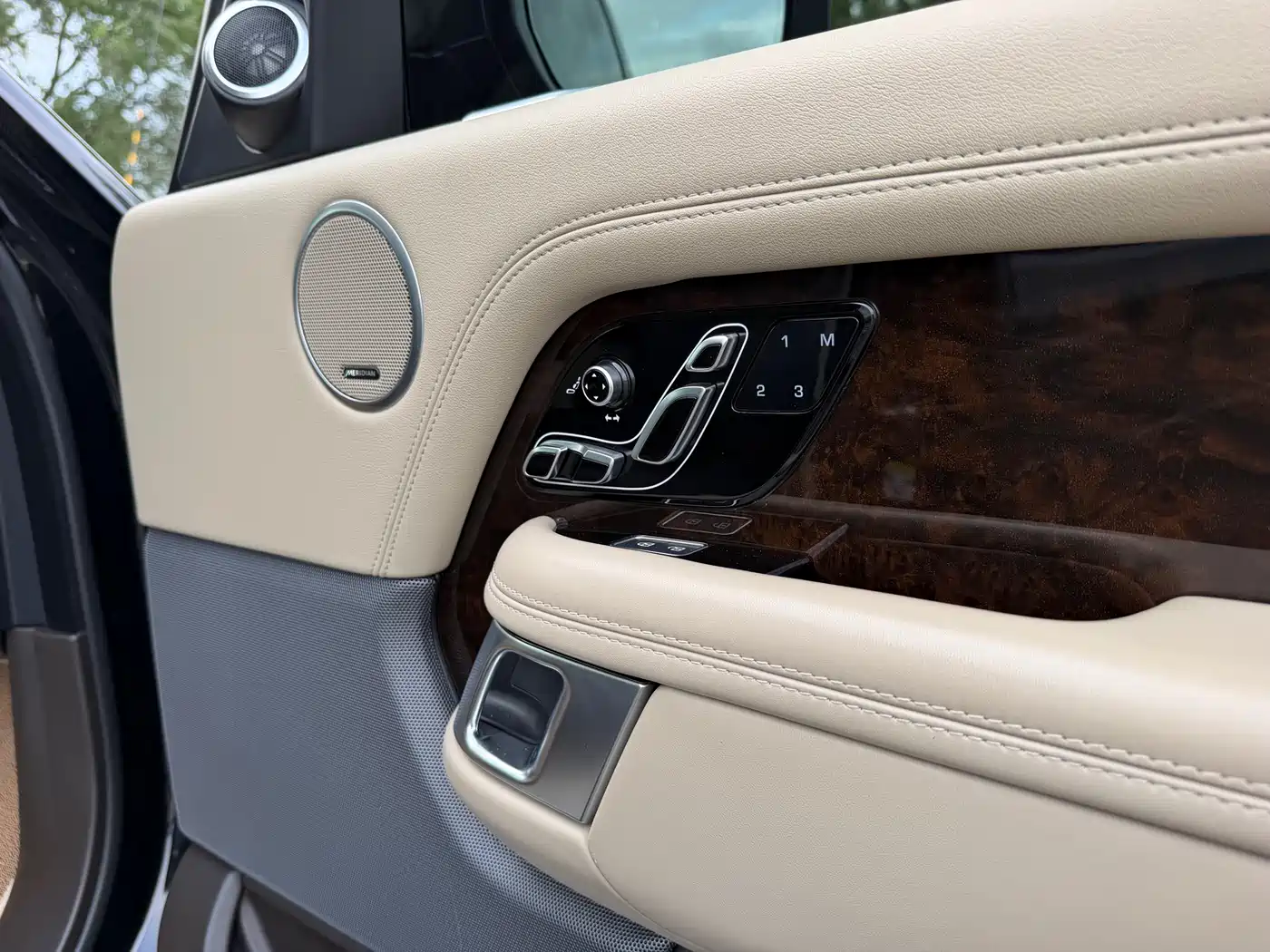 Land Rover Range Rover 2022 3.0 L6 400PS Heritage Extended Classic Edition фото 34