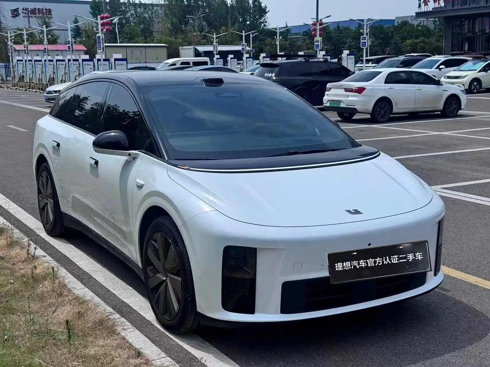 Photo 2 - Li Auto i6