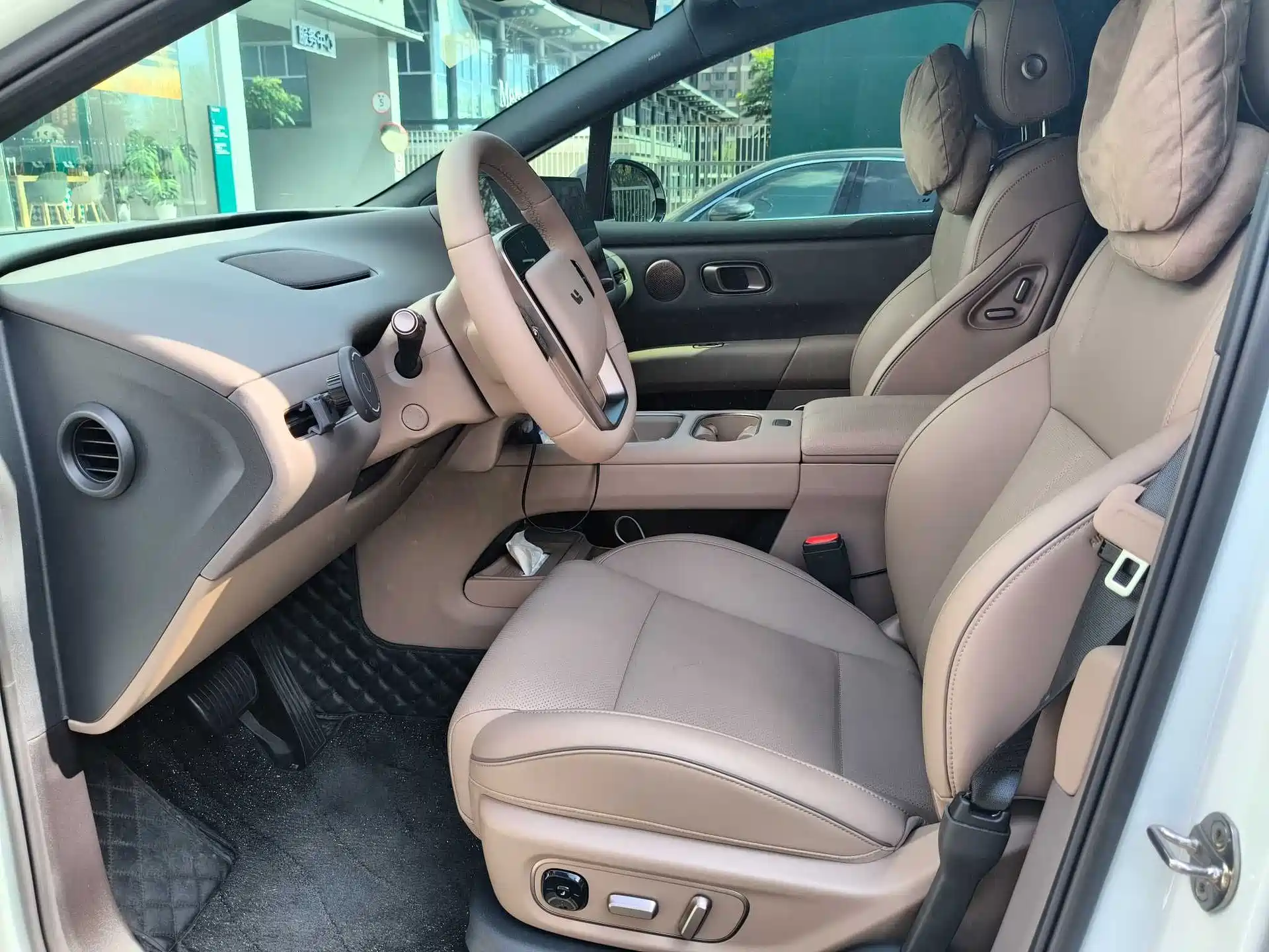 Photo 10 - Li Auto i6