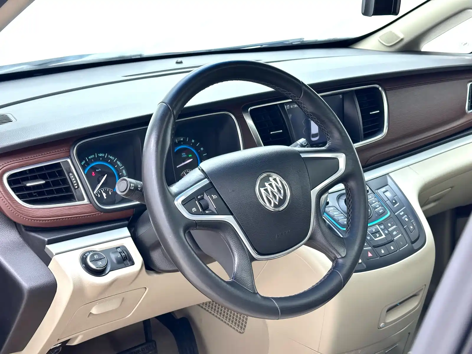 Фото 4 - Buick GL8