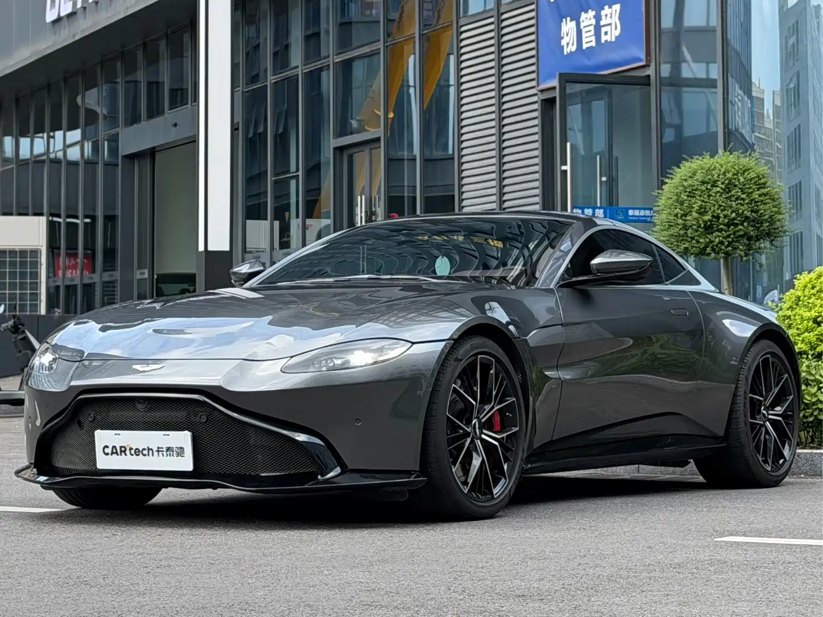 Фото 1 - Aston Martin Vantage