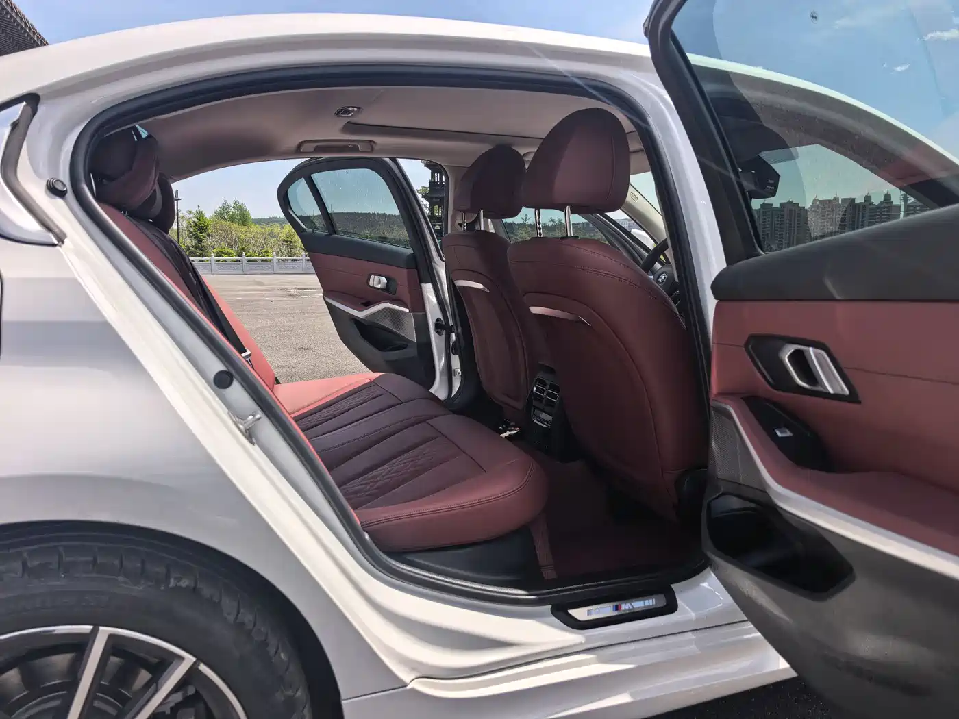 BMW 3 Series 2023 320Li M Sport Package фото 9