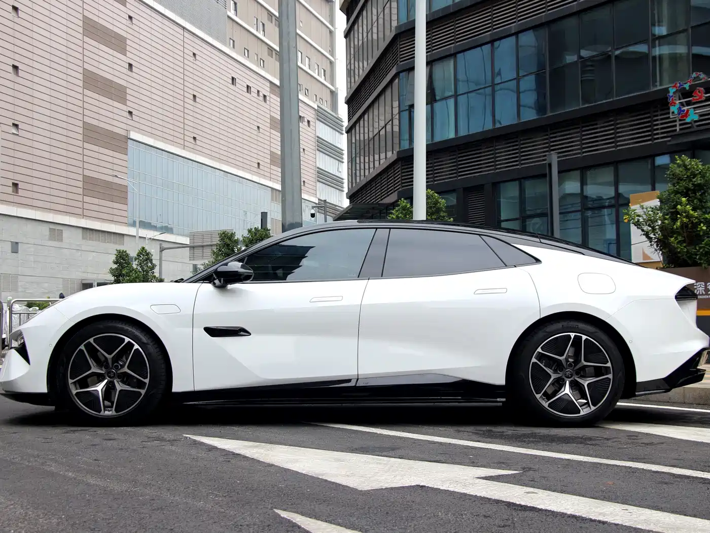 LOTUS SPORTS CAR EMEYA FLOWERS