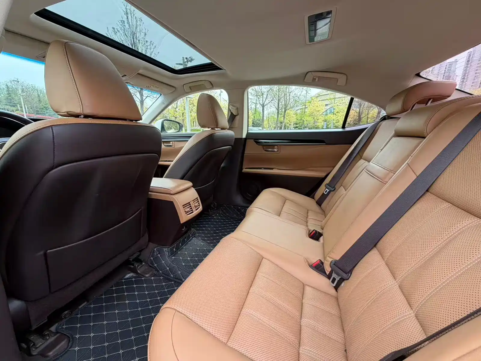 Фото 8 - Lexus ES