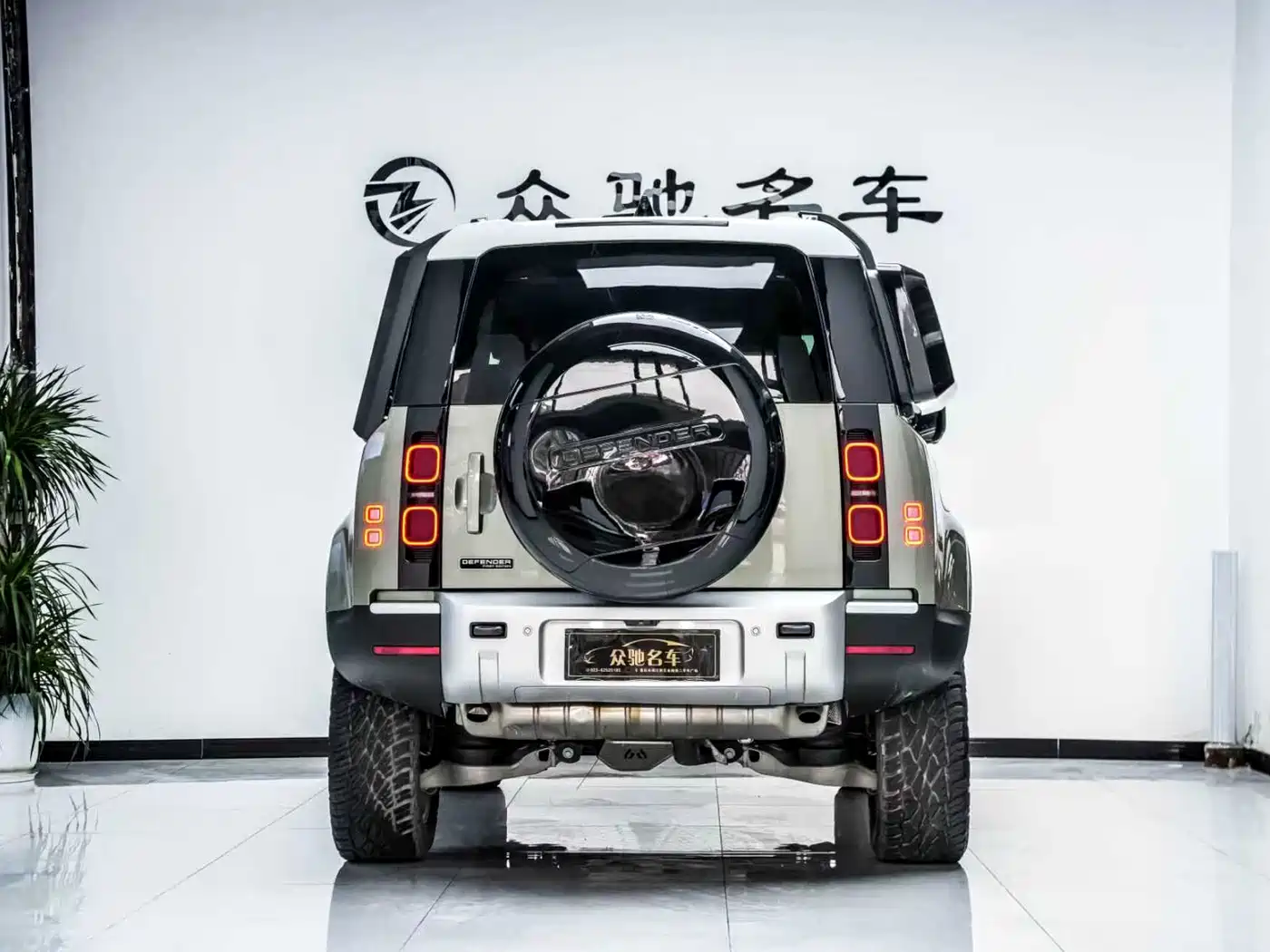 Land Rover Defender 2021 90 P400 Classic Replica Edition фото 11