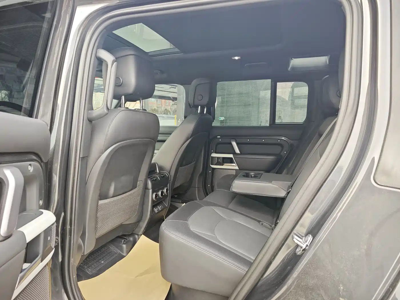 Land Rover Defender 2023 Model 110 3.0T P400 X-DYNAMIC HSE фото 10