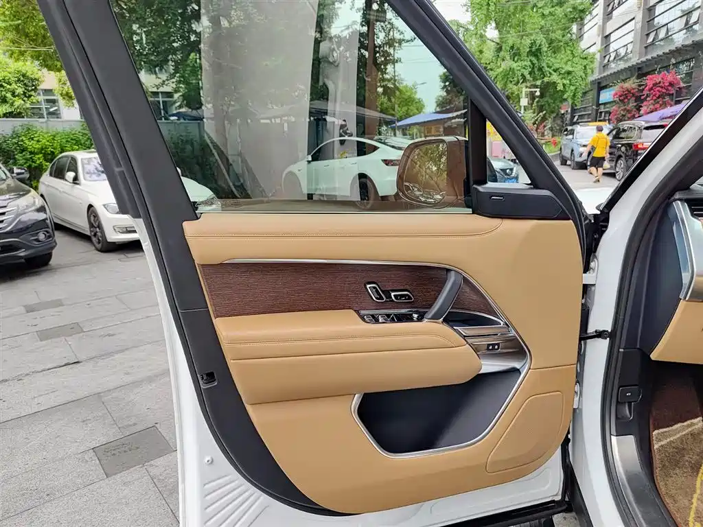 Land Rover Range Rover 2023 3.0 L6 400PS Golden Age Long Wheelbase фото 6