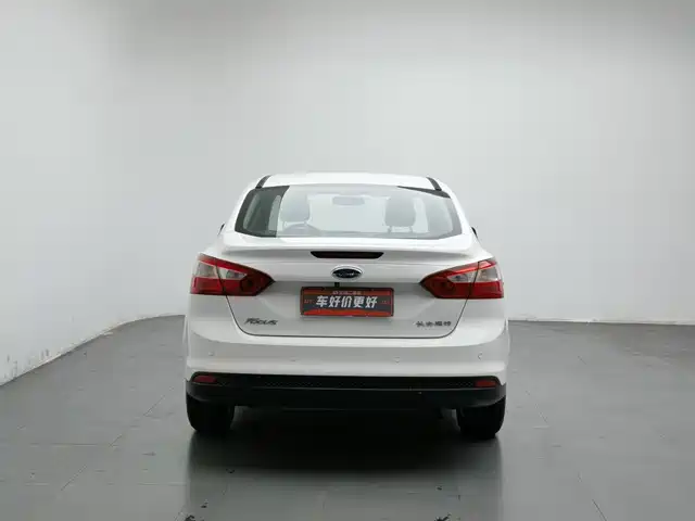 Ford Focus 2015 Sedan 1.6L Automatic Comfort — фото 4