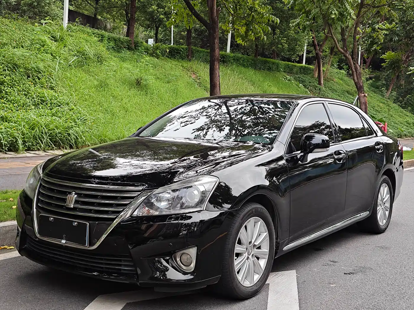 Photo 1 - Toyota Crown