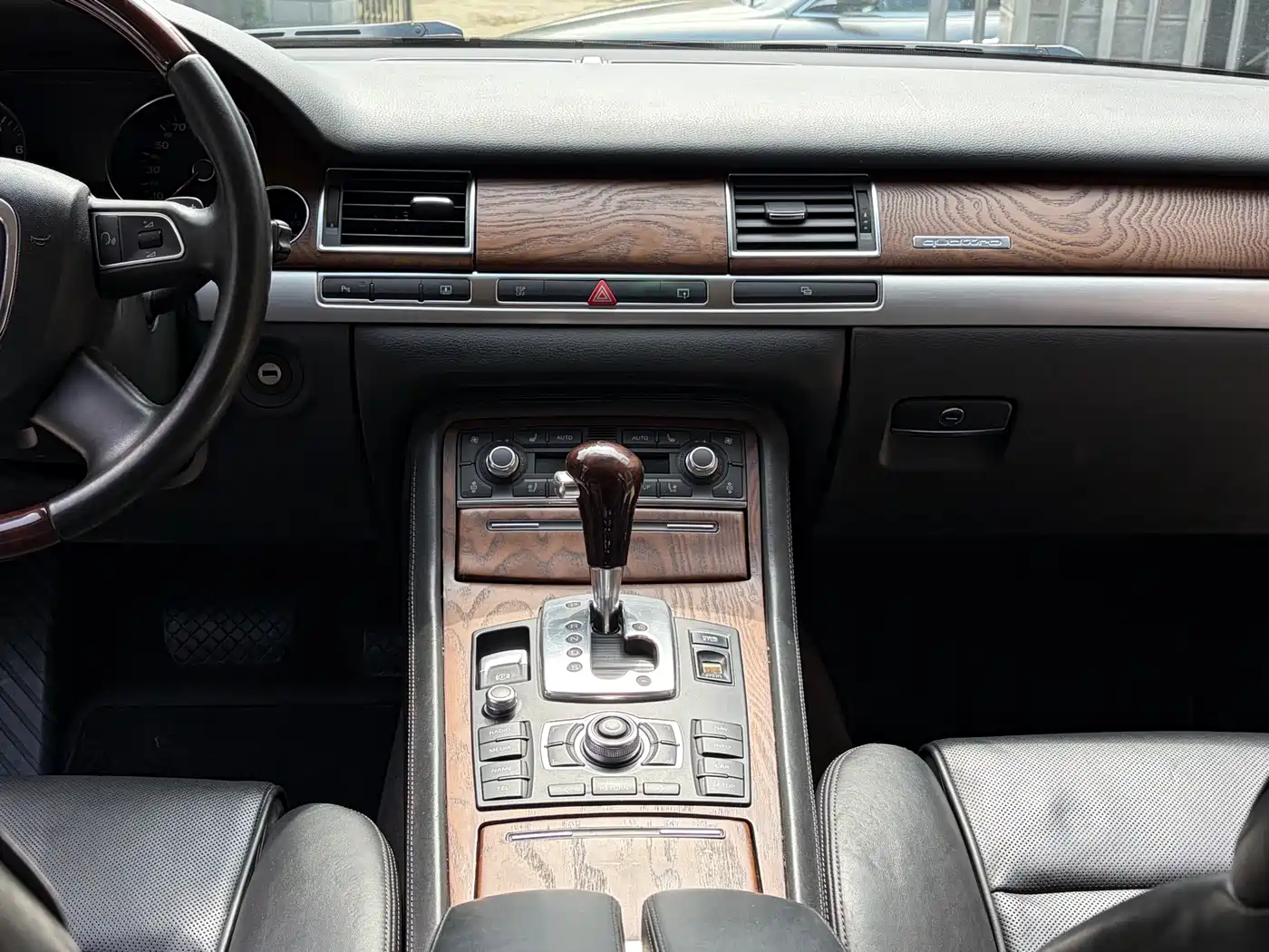 Audi A8 2009 Audi A8L 4.2 FSI quattro Premium фото 11