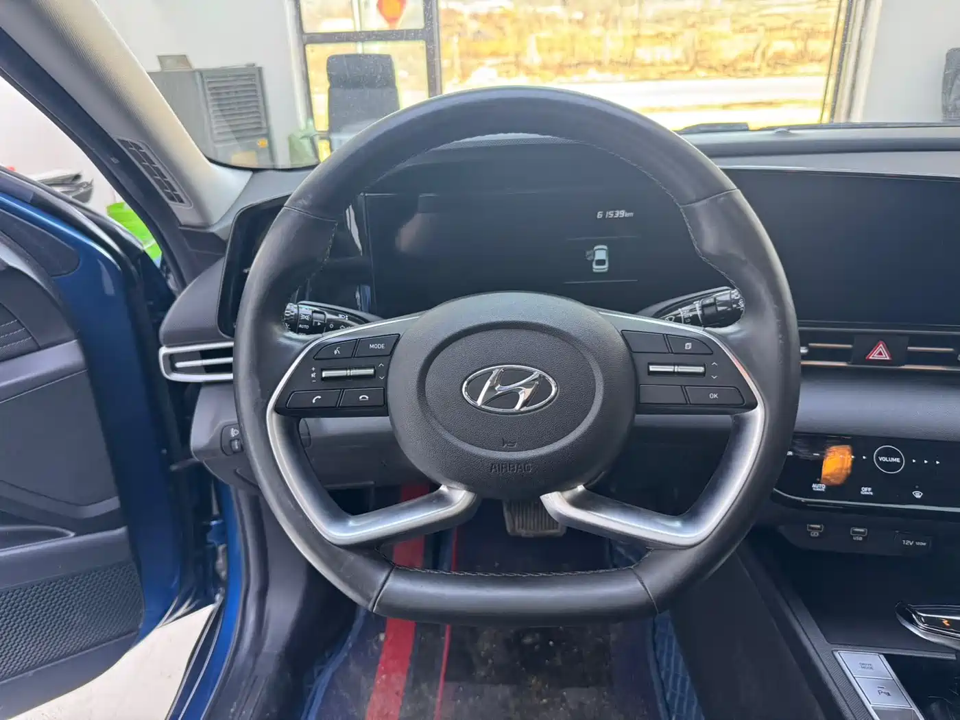Hyundai Elantra 2021 1.5L CVT LUX Premium Edition фото 7