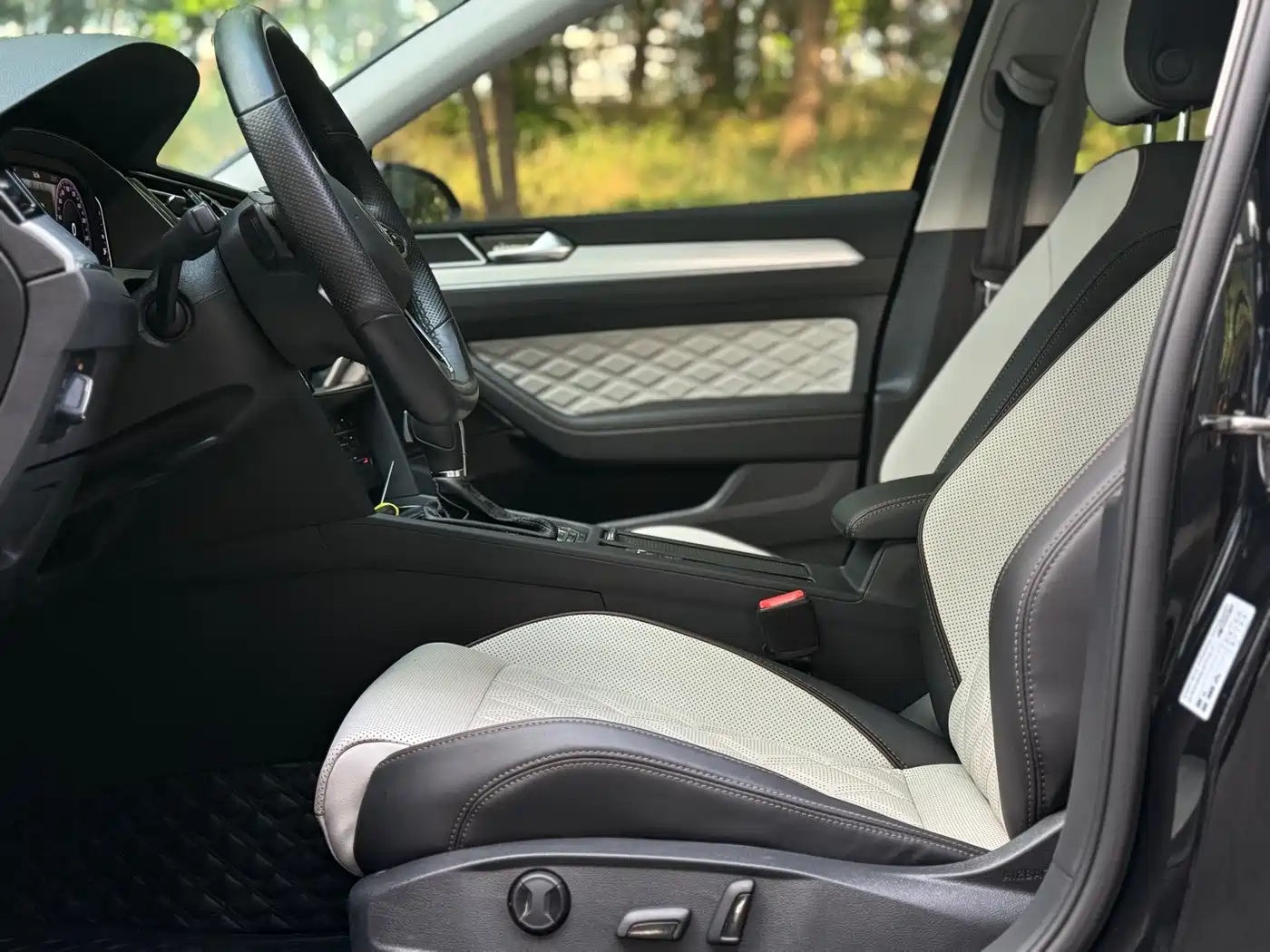 Volkswagen Magotan 2023 Model 2 Million Commemorative Edition 330TSI DSG Luxury фото 5