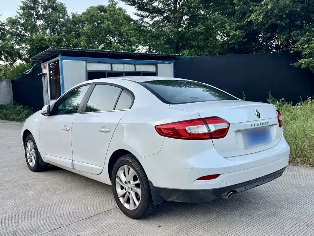 Renault Fluence 2015 2015 2.0L Standard Edition
