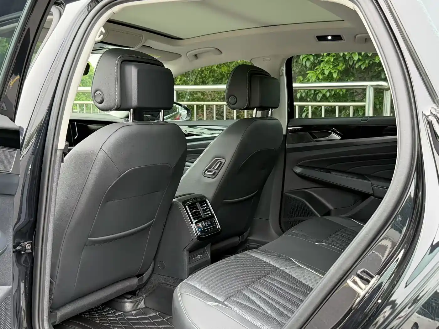 Volkswagen Passat 2023 330TSI Luxury Edition фото 6