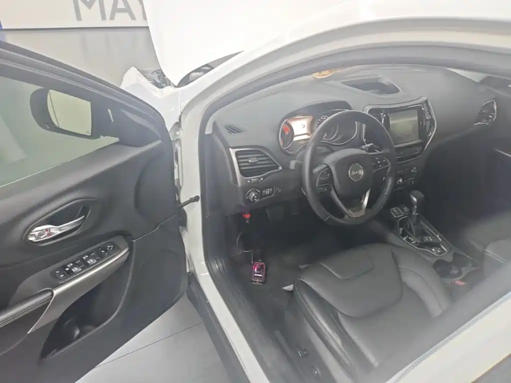 Photo 16 - Jeep Cherokee