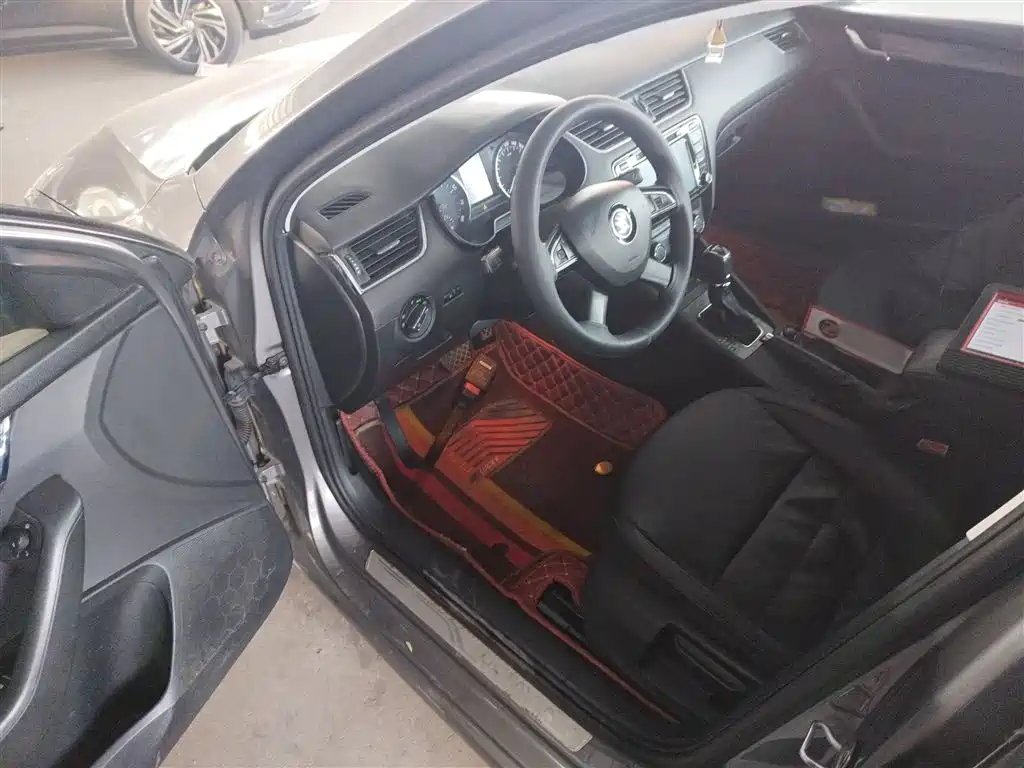 Škoda Octavia 2016 1.6L Automatic Smart Edition фото 12