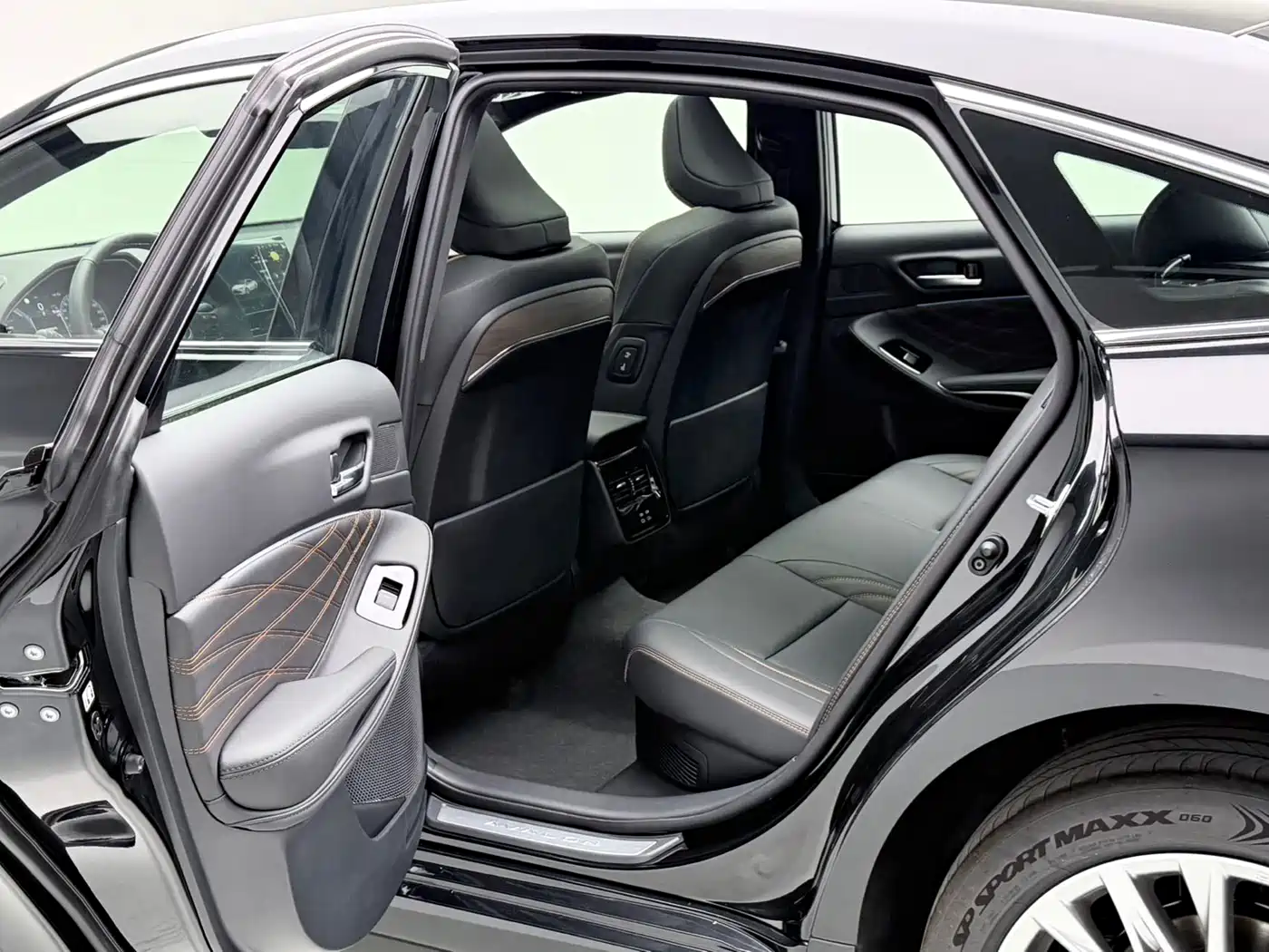 Toyota Avalon 2024 Model Hybrid 2.5L XLE Prestige Edition фото 13