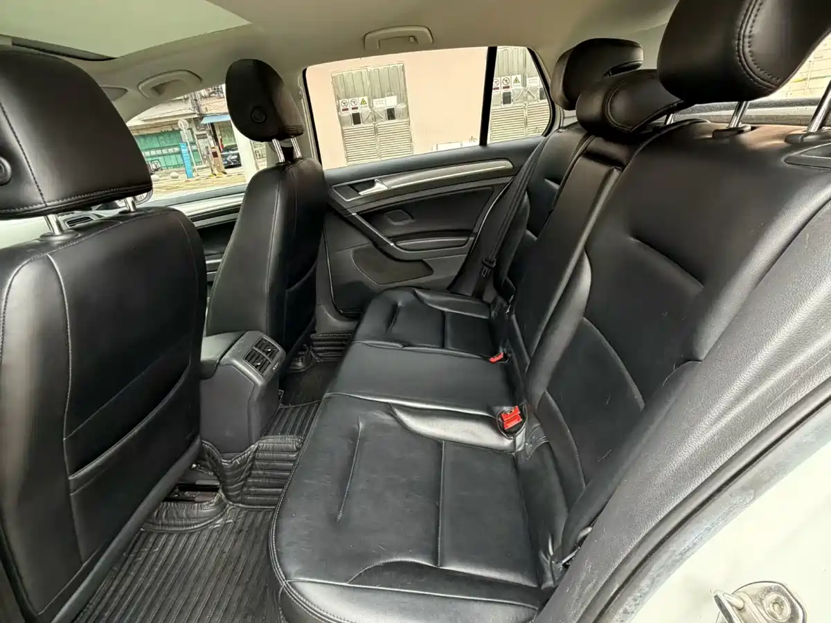 Volkswagen Golf 2017 1.6L Auto Comfort Millionth Edition фото 6