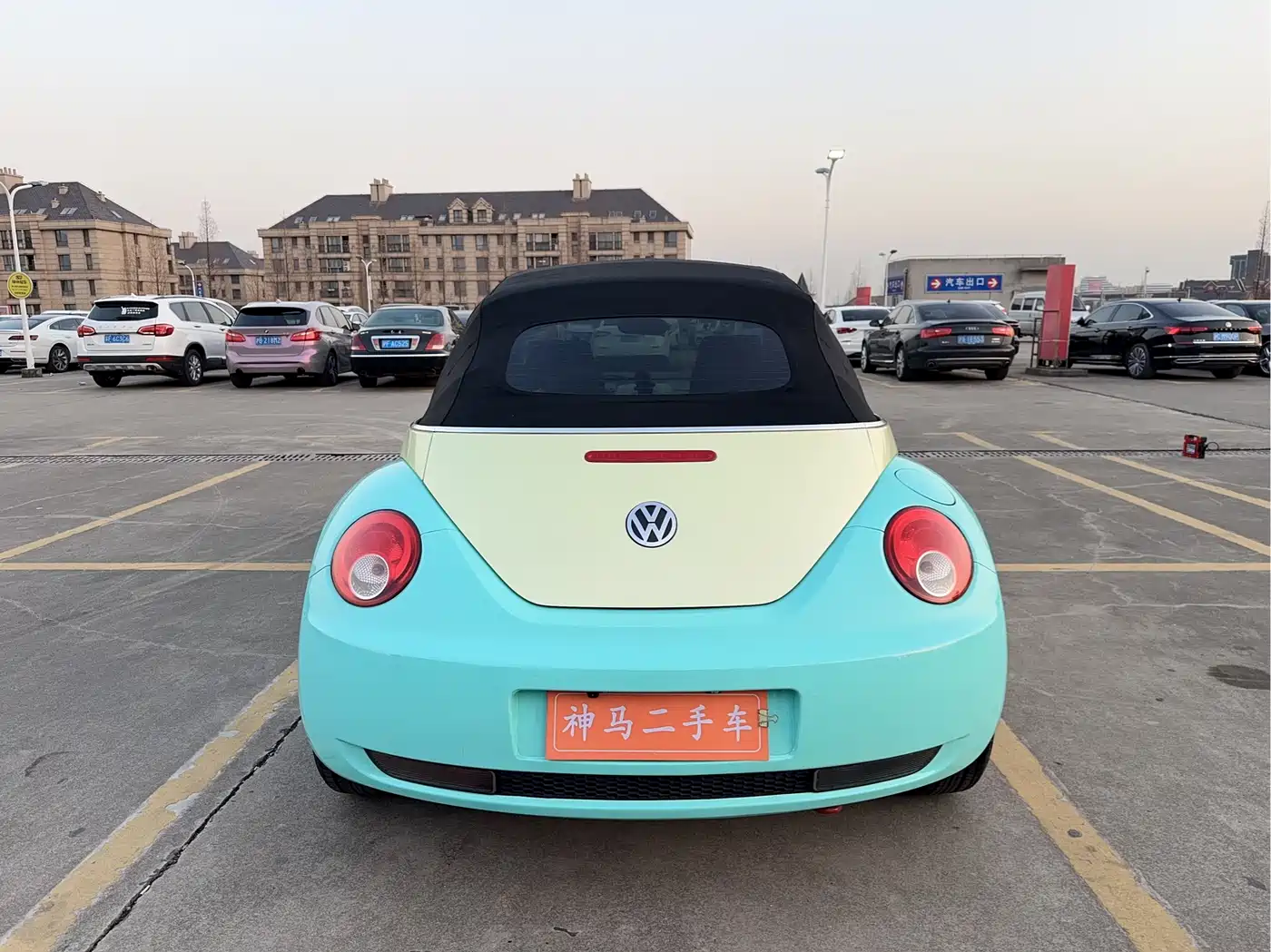 Volkswagen Beetle 2010 Model 2.0 BlackOrange Convertible Luxury Edition фото 10
