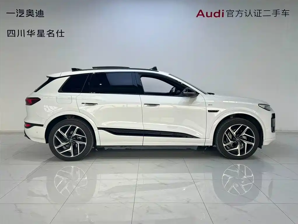 AUDI Q6L E TRON