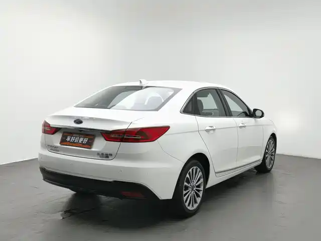 Ford Escort 2019 EcoBoost 125 Automatic Ultimate — фото 2
