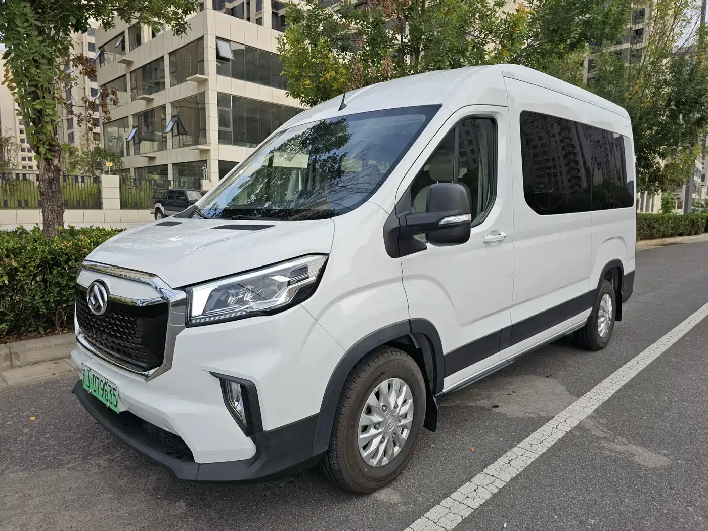 Maxus New Tour EV90 2026 2022 BUS Standard Long Wheelbase High Roof 9-seater 88.55kWh